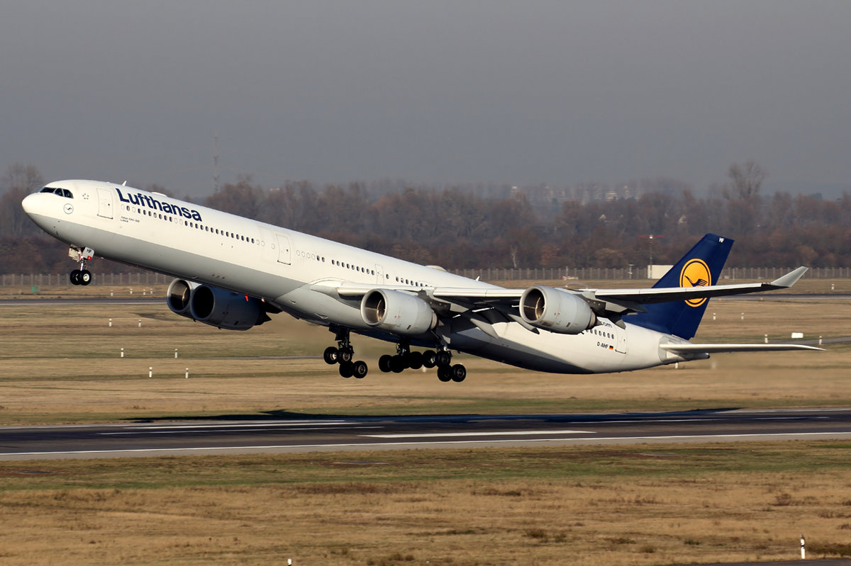 Lufthansa D-AIHF Airbus A340-642 beim Start in Düsseldorf 6.12.2016