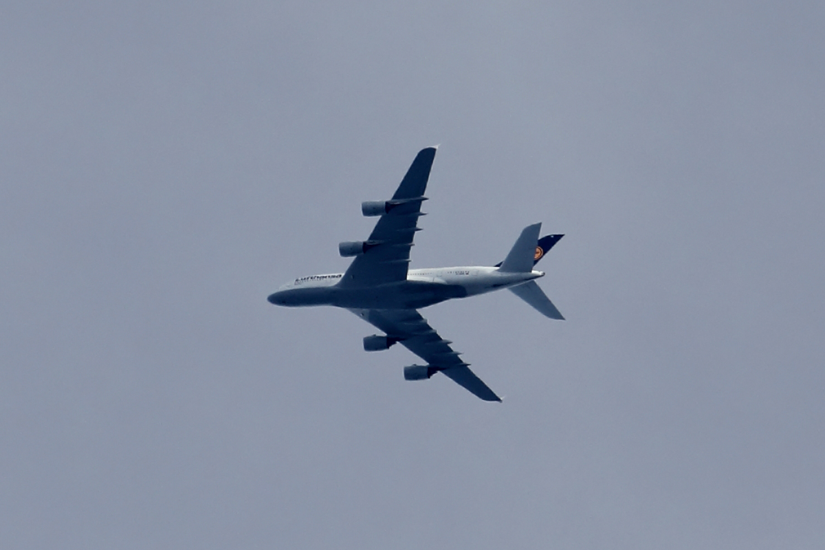 Lufthansa D-AIM? überfliegt den Flughafen Köln/Bonn 28.9.2014