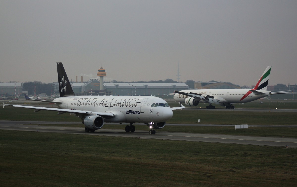 Lufthansa, D-AIPC,(C/N 71),Airbus A 320-211, 03.01.2016,HAM-EDDH, Hamburg, Germany (Taufname :Braunschweig)(StarAlliance cs.),hinten:Emirates, A6-ENP,Boeing 777-32H(ER) 