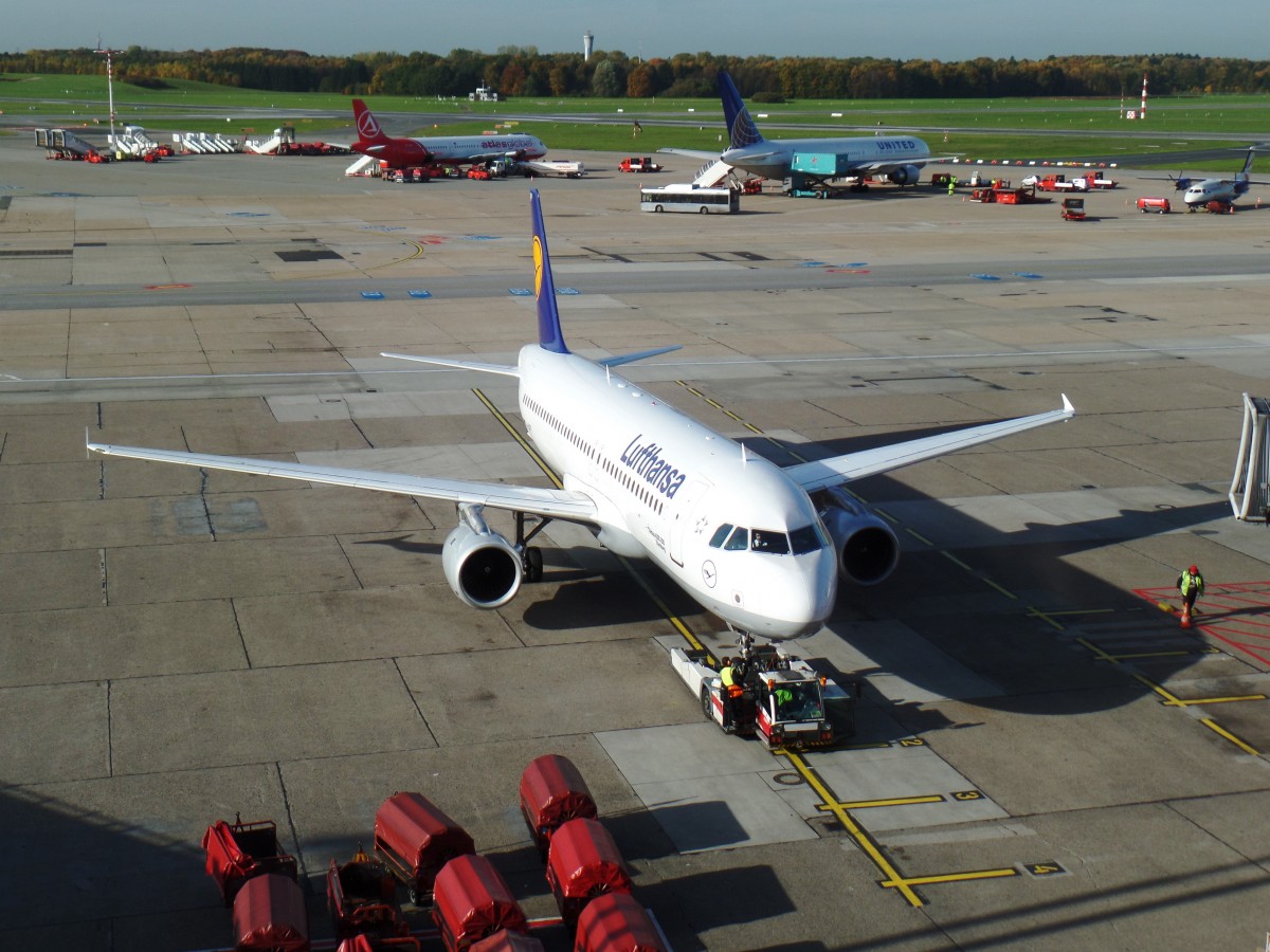 Lufthansa, D-AIPP,   Airbus A320-211, beim Ausparken, 26.10.2015, HAM-EDDH
