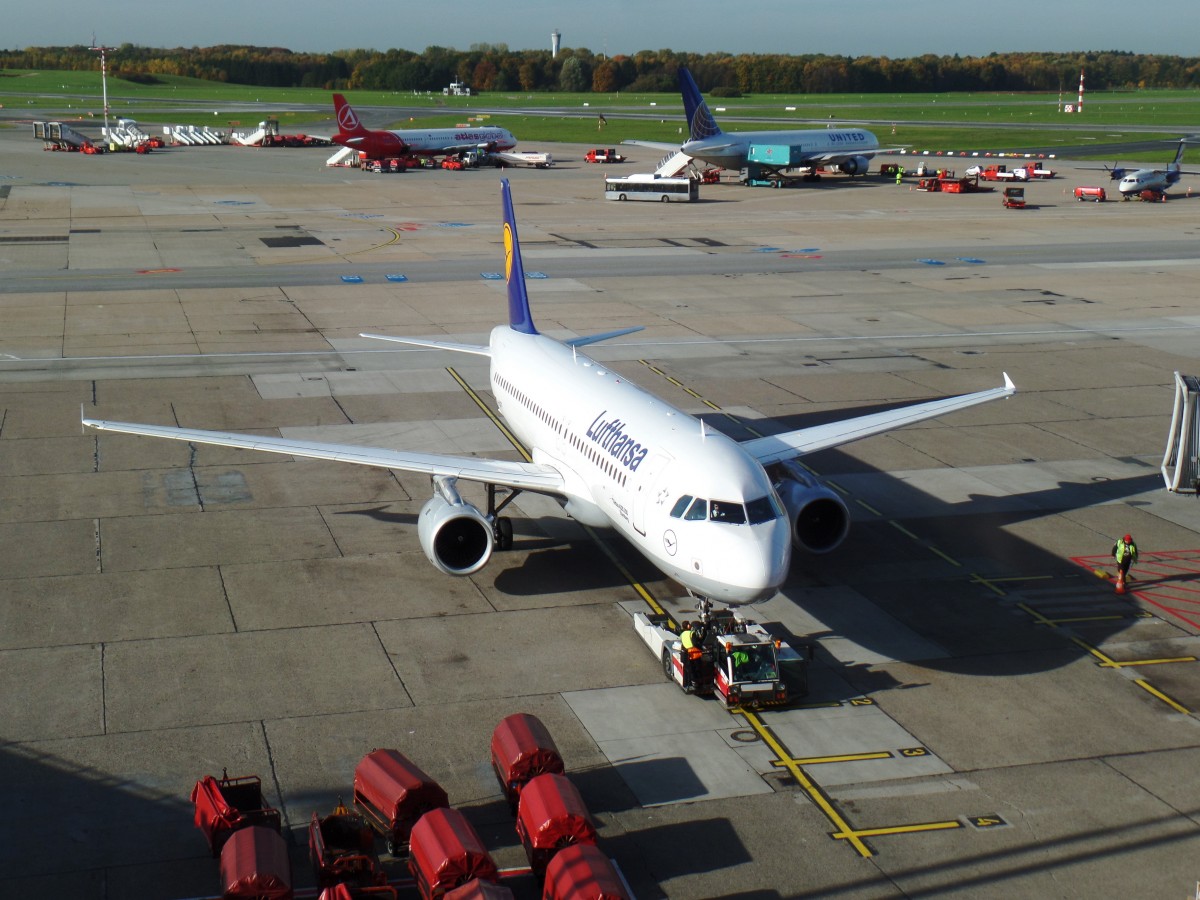 Lufthansa, D-AIPP,   Airbus A320-211, beim Ausparken, 26.10.2015, HAM-EDDH
