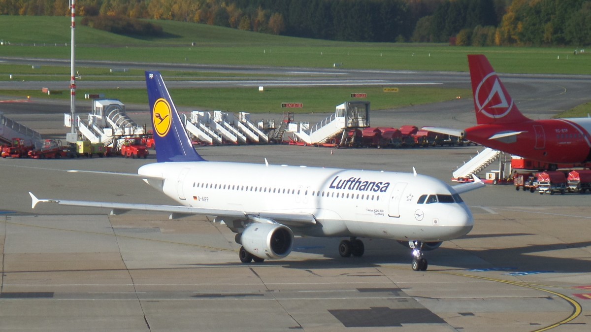 Lufthansa, D-AIPP,   Airbus A320-211, zum Start rollend, 26.10.2015, HAM-EDDH
