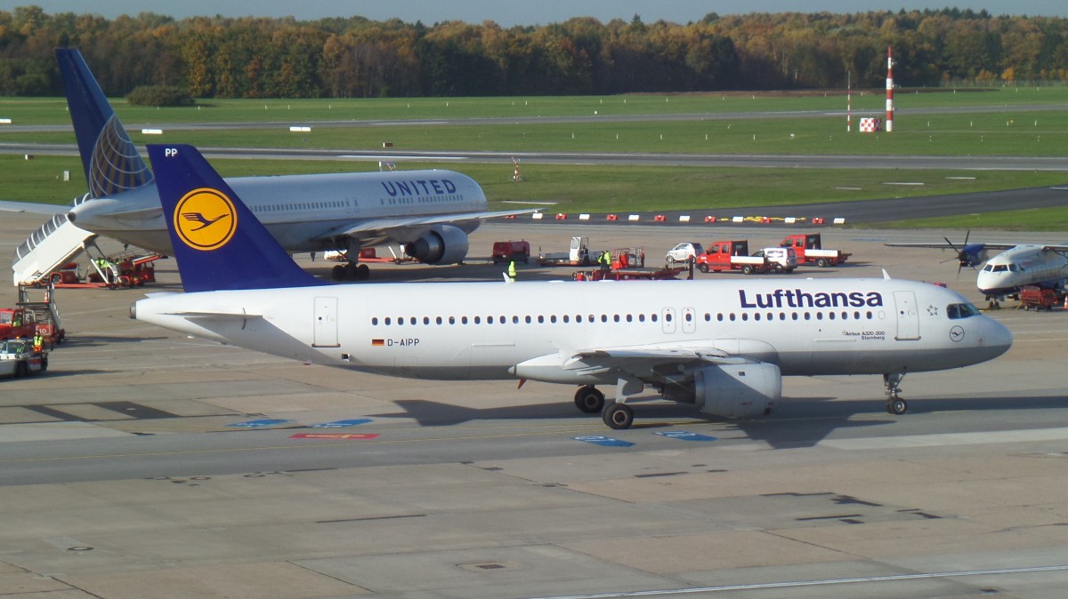 Lufthansa, D-AIPP,   Airbus A320-211, zum Start rollend, 26.10.2015, HAM-EDDH
