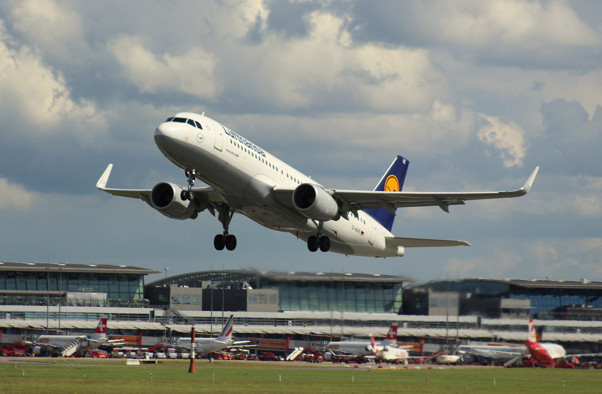 Lufthansa, D-AIUE, (c/n 6092),Airbus A 320-214 (SL), 06.08.2016, HAM-EDDH, Hamburg, Germany 