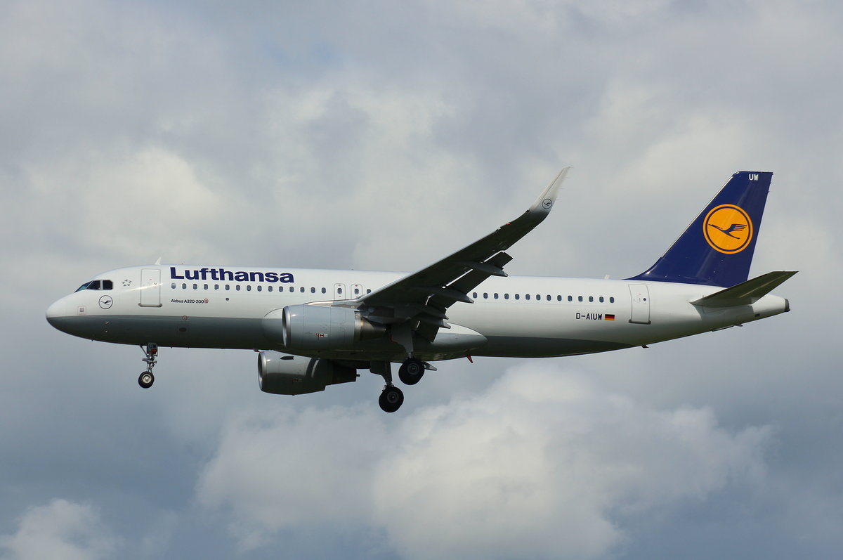 Lufthansa, D-AIUW,MSN 7251,Airbus A 320-214 (SL), 06.08.2017, HAM-EDDH, Hamburg, Germany 