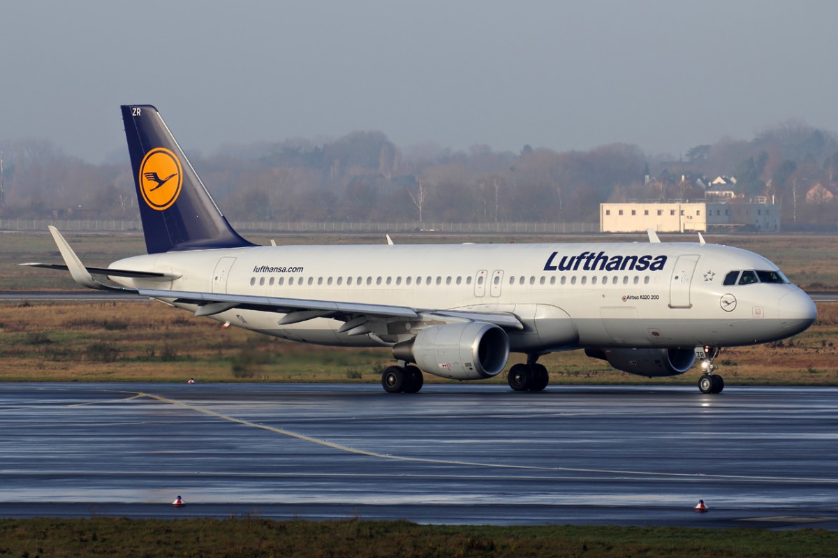Lufthansa D-AIZR rollt zum Start in Düsseldorf 26.12.2014