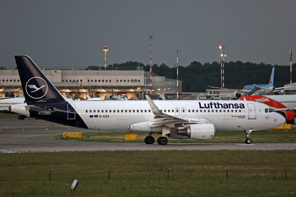 Lufthansa, D-AIZX, Airbus A320-214, msn: 5741,  Buxdehude , 12.Juli 2023, MXP Milano Malpensa, Italy.