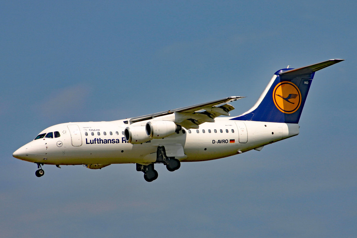 Lufthansa (Operated by Cityline), D-AVRO, BAe Avro RJ85, msn: E2246, 20.Mai 2005, ZRH Zürich, Switzerland. 