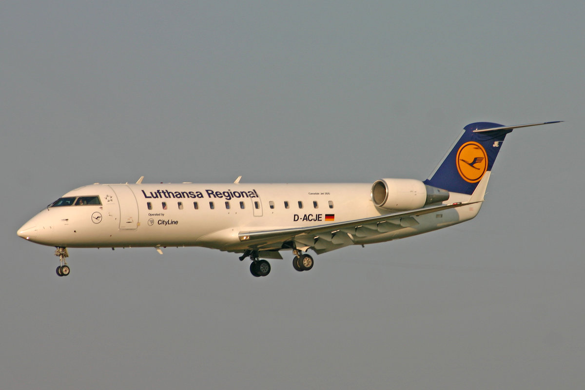 Lufthansa Regional CityLine, D-ACJE, Bombardier CRJ-200LR, msn: 7165, 31.August 2005, ZRH Zürich, Switzerland.