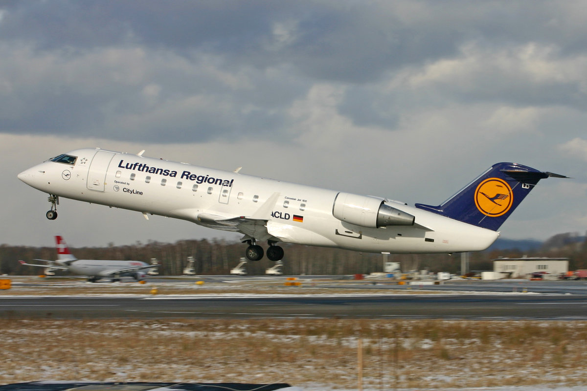 Lufthansa Regional CityLine, D-ACLD, Bombardier CRJ-100LR, msn: 7009, 24.Januar 2005, ZRH Zürich, Switzerland.