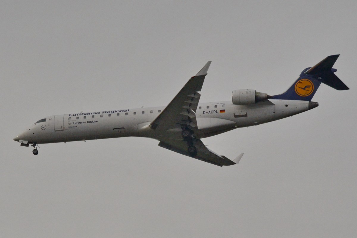Lufthansa Regional (CityLine)  Jet CRJ-701ER  D-ACPL  Halberstadt   beim Landeanflug in Frankfurt /Main am 15.10.2014.