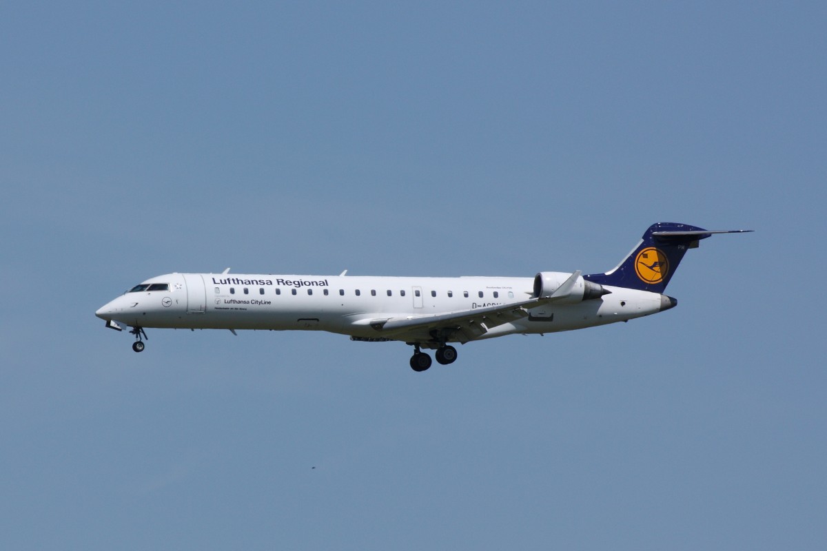 Lufthansa Regional CRJ-701ER (D-ACPM) mit dem Flug aus München bei der Landung auf dem Flughafen Leipzig/Halle. Fotografiert am 31.05.2014.  
