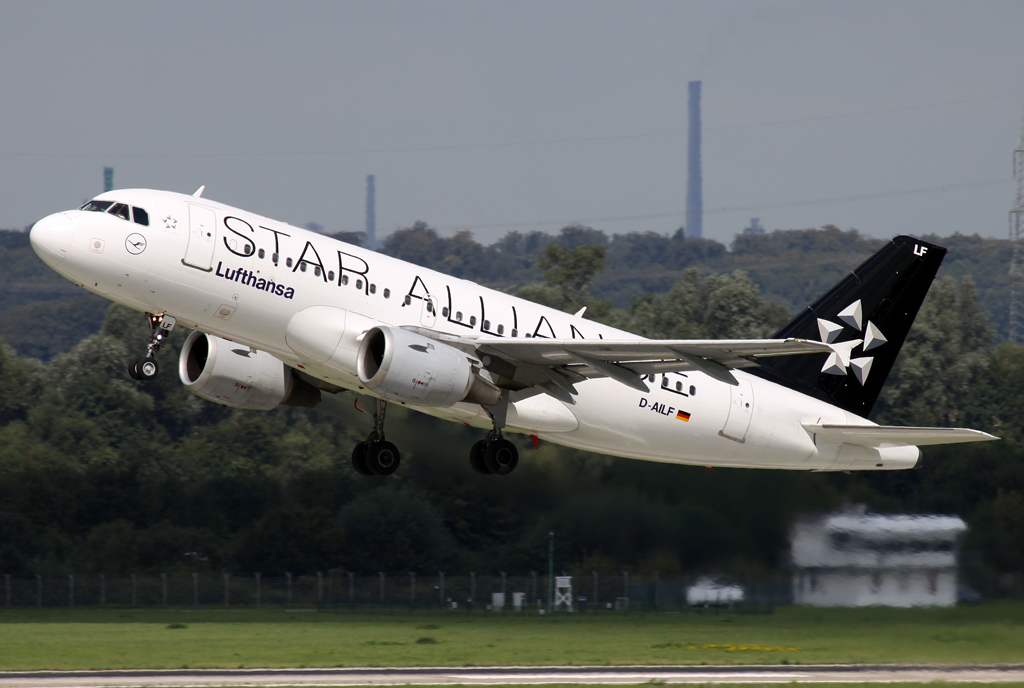 Lufthansa Star Alliance A-319 D-AILF beim Takeoff auf 23L in DUS / EDDL / Düsseldorf am 20.08.2014