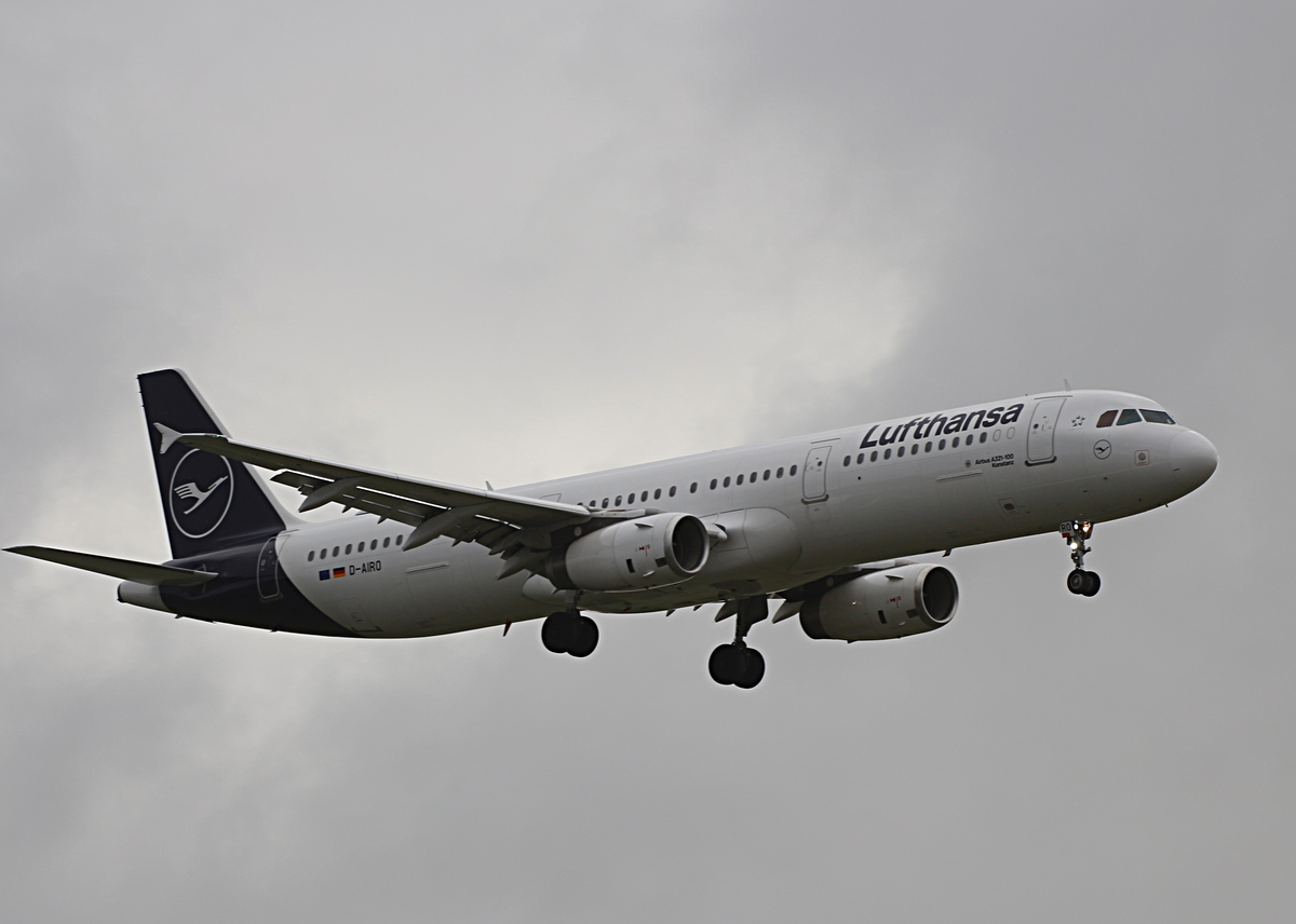 Lufthnasa, Airbus A 321-131, D-AIRO  Konstanz , BER, 10.10.2025