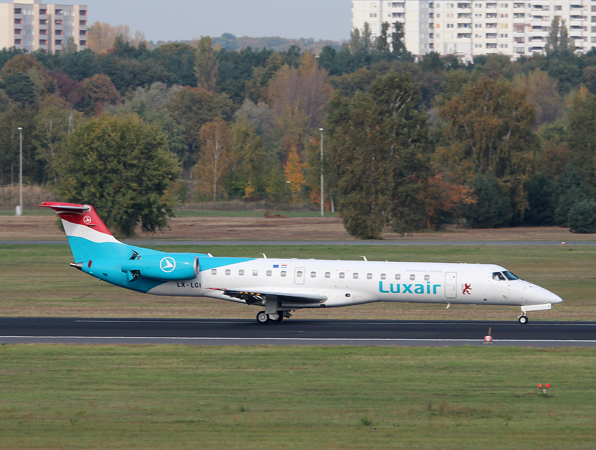 Luxair ERJ-145LU LX-LGI nach der Landung in Berlin-Tegel am 19.10.2013