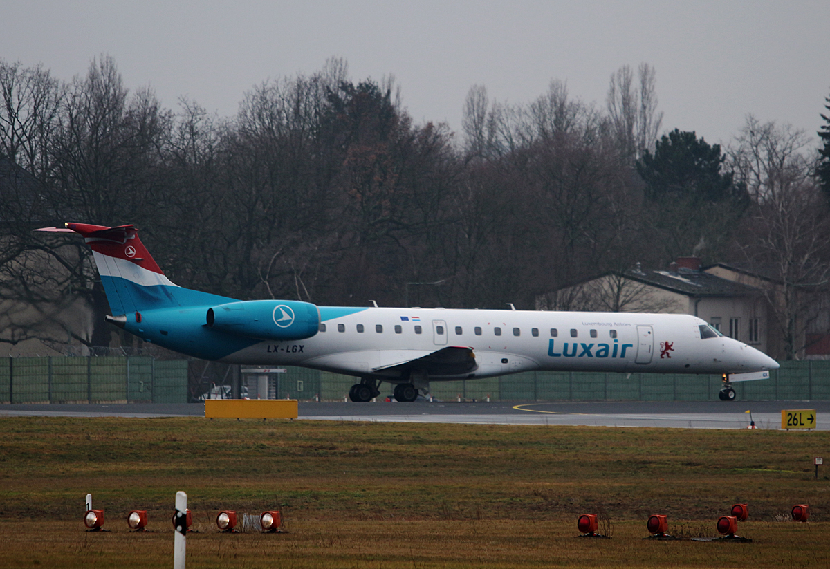 Luxair ERJ-145LU LX-LGX kurz vor dem Start in Berlin-Tegel am 05.02.2016