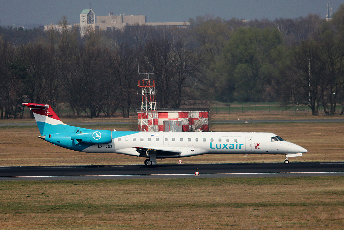 Luxair ERJ-145LU LX-LGZ nach der Landung in Berlin-Tegel am 29.03.2014