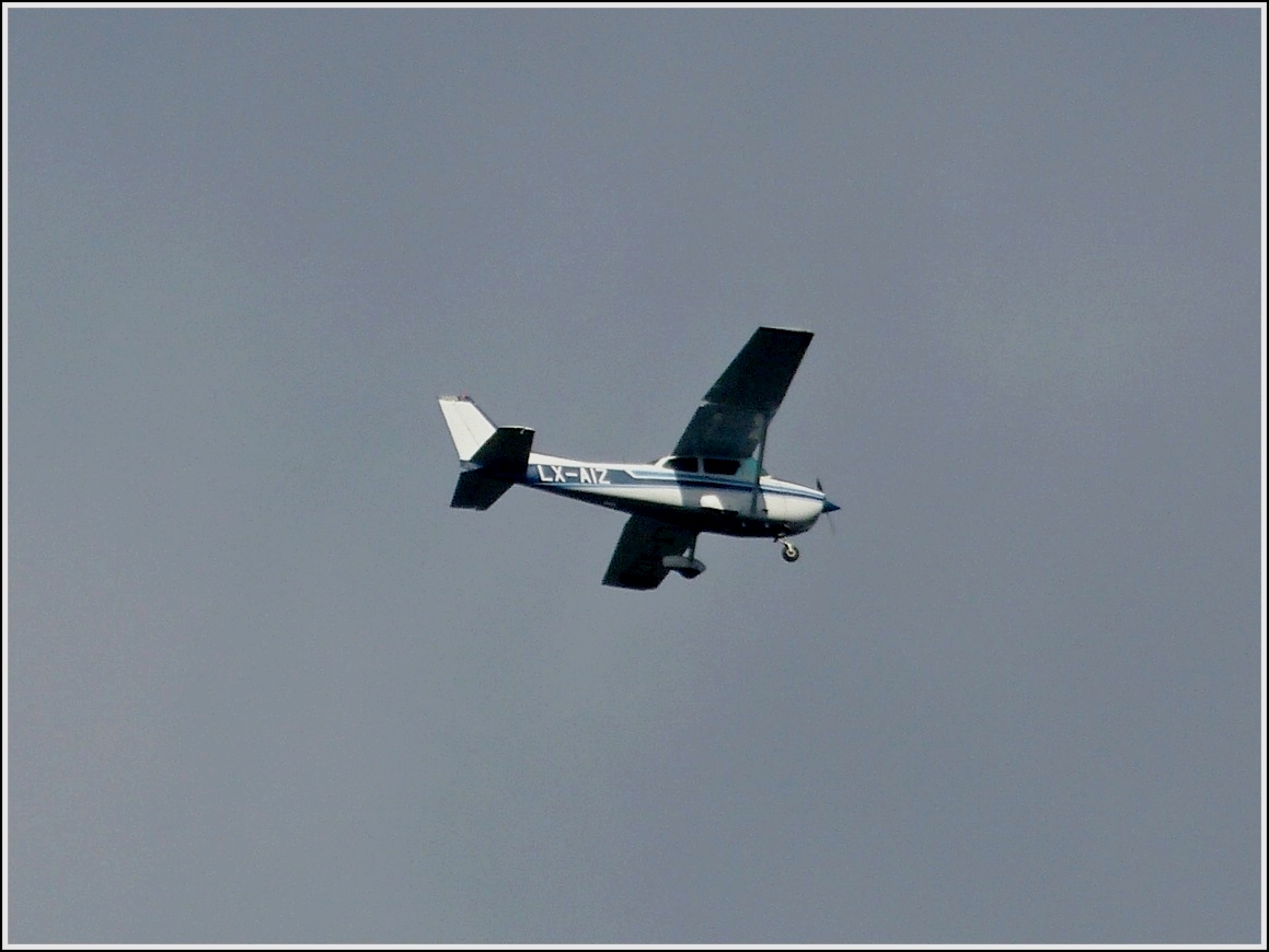 LX-AIZ Cessna 172N, überfliegt das Dorf Erpeldange im Norden von Luxemburg am 22.10.2013.