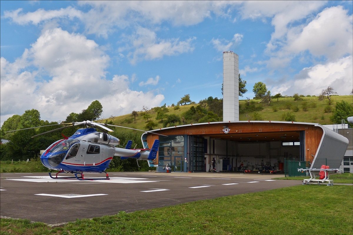 LX-HRC, MD Helicopters MD-900 Explorer, der LAR wartet nahe dem Krankenhaus von Ettelbrück auf den nächsten Einsatz, im Hintergrund die Abstellung für die Nächte.  03.08.2017