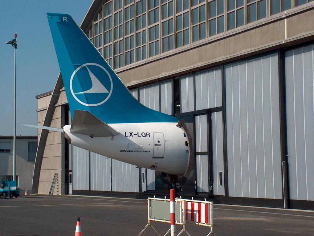 LX-LGR, Boeing 737-700  Chateau de Fischbach  von Luxair steht im Hangar in Luxembourg
