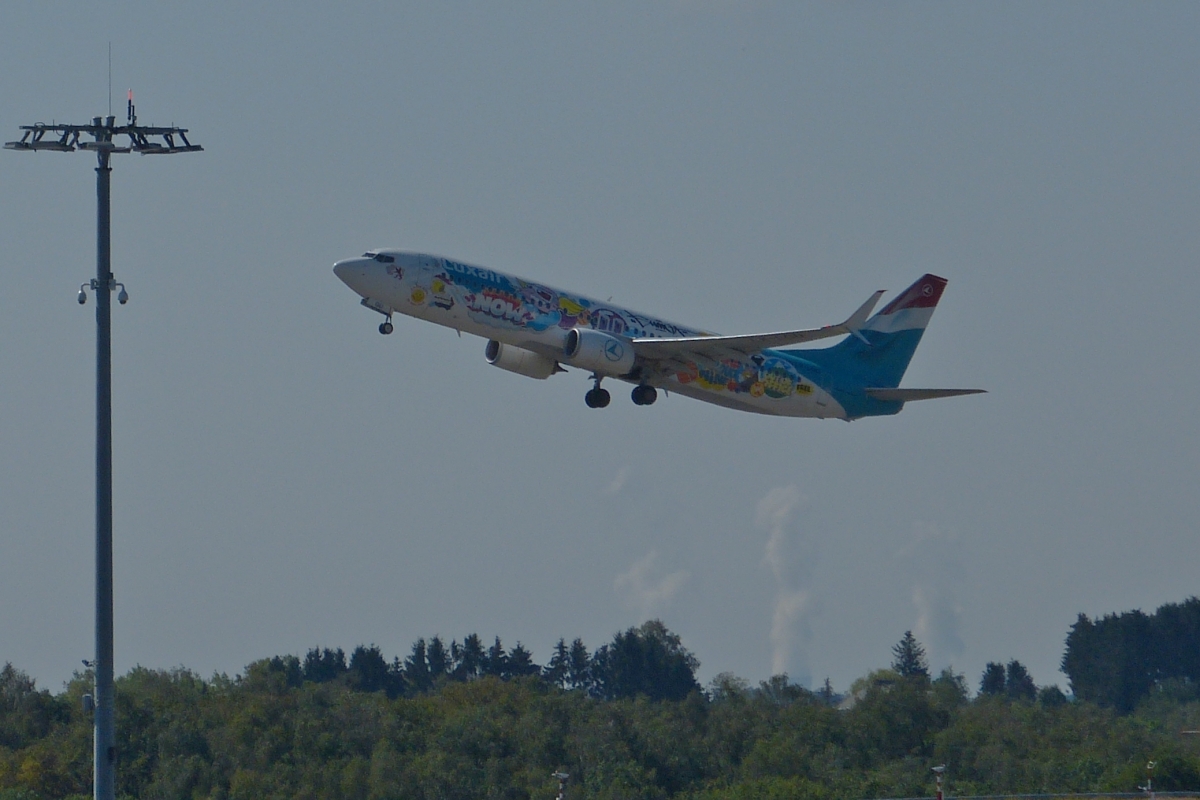 LX-LGU Boeing 737-8C9, ist soeben vom Flughafen Luxemburg abgehoben und fliegt in Richtung Teneriffa davon. 05.08.2020