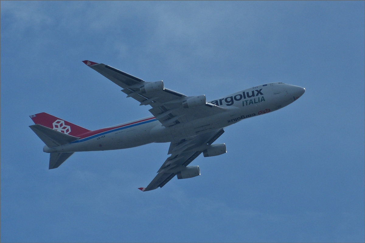 LX-YCV, Boeing 747-4R7F, von Cargolux Italia hat soeben vom Flughafen Findel abgehoben und fliegt im Steigflug über die Stadt Luxemburg hinweg. 19.08.2020