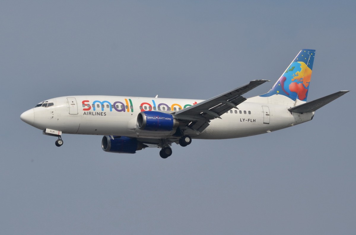 LY-FLH Small Planet Airlines Boeing 737-382   Landeanflug Tegel  24.03.2015