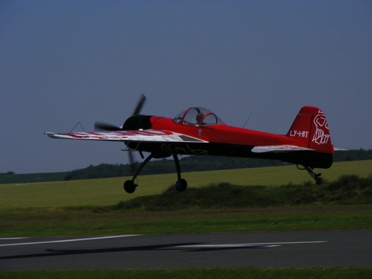 LY-HIT, YAK-55, bei der Landung in Gera (EDAJ) am 2.7.2015