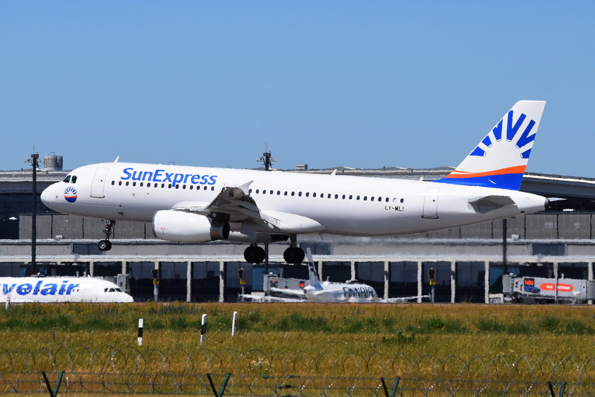 LY-MLI , SunExpress , Airbus A320-232 , Berlin-Brandenburg  Willy Brandt  , BER , 21.06.2022 ,