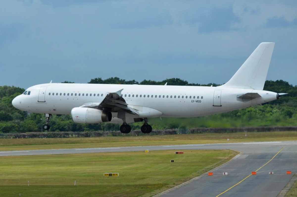 LY-VEO Avion Express Airbus A320-233   bei der Landung in Hamburg am 19.06.2015