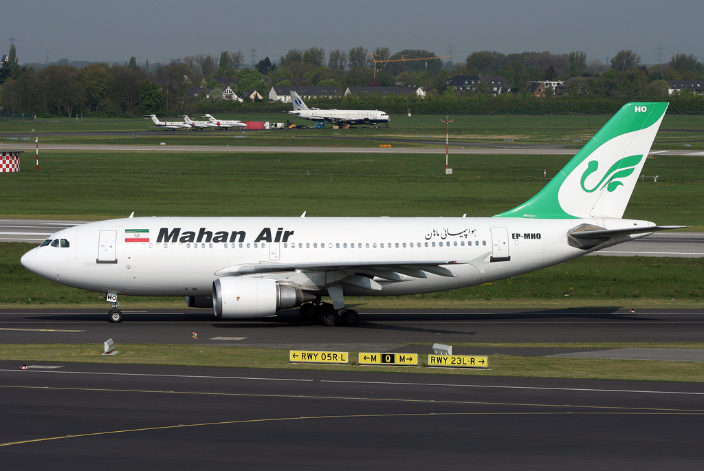 Mahan A-310 EP-MHO beim Verlassen der 23l in DUS / EDDL / Düsseldorf am 17.04.2011