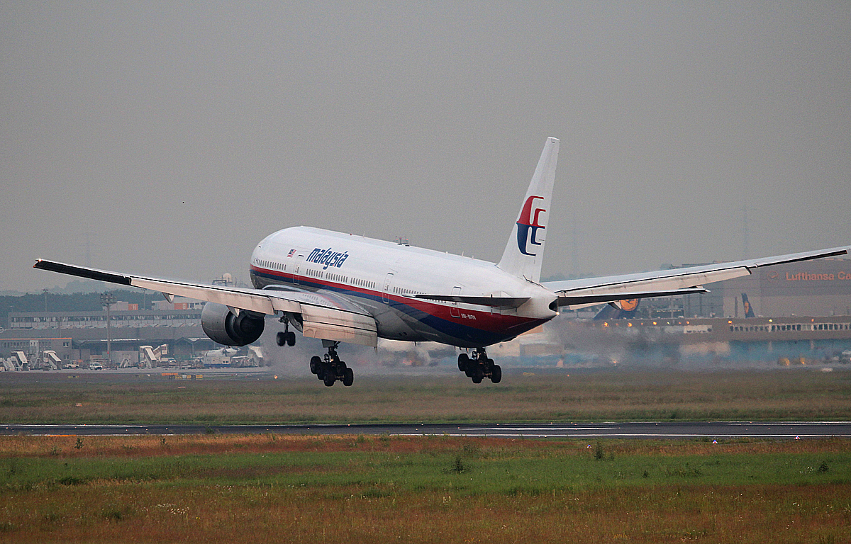 Malaysia Airlines B 777-2H6(ER) 9M-MRN bei der Landung in Frankfurt am frhen Morgen des 12.06.2013