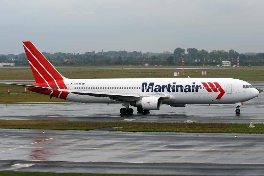 Martinair B767-300 PH-MCM unterwegs für Condor auf dem taxiway zur 23L in DUS / EDDL / Düsseldorf am 10.10.2009
