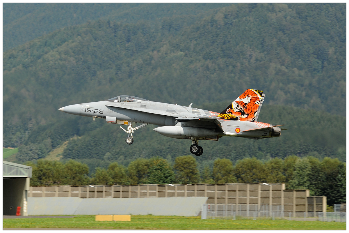 MCDONNELL DOUGLAS F/A-18 HORNET C.15-41 (15-28) der spanischen Luftstreitkräfte bei der Ankunft in Zeltweg am 31.8.2016 anlässlich der Airpower16.