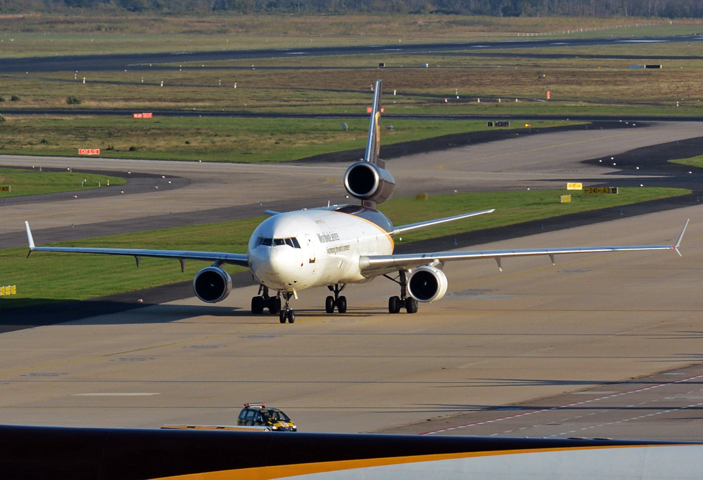 MD 11F der UPS, N285UP, taxy at CGN 19.10.2014
