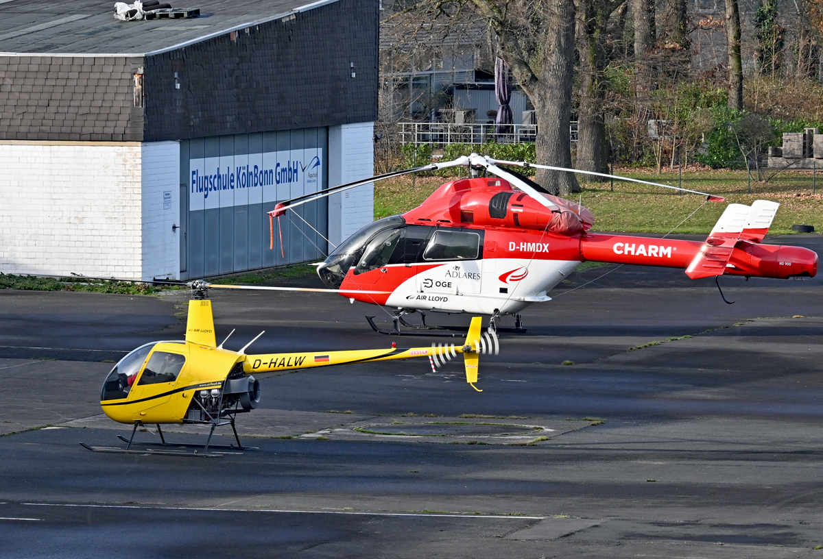MD 900 Explorer D-HMDX und Robinson R-22, beide Fa. AirLloyd, vor der Halle am Flugplatz Bonn-Hangelar - 10.01.2023