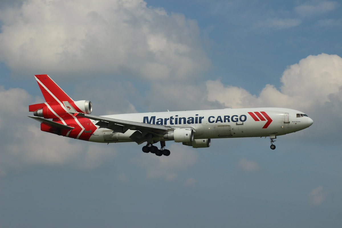 MD11-F PH-MCW der niederländischen Martinair im Anflug auf den Amsterdammer Flughafen am 1.6.14