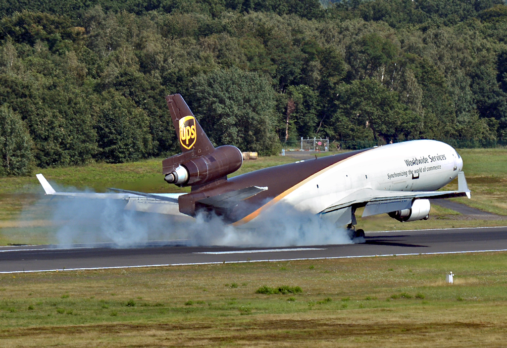 MDD MD-11F der UPS, N257UP, smoky touchdown at CGN - 02.08.2015