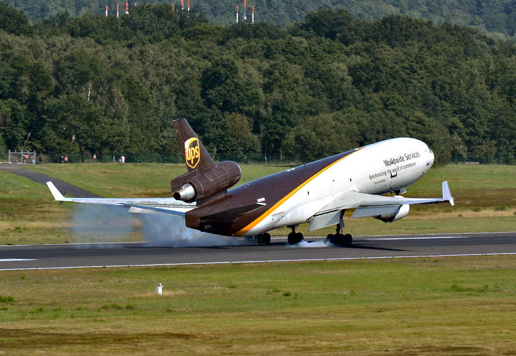 MDD MD-11F UPS, N288UP, smoky touchdown in CGN - 02.08.2015
