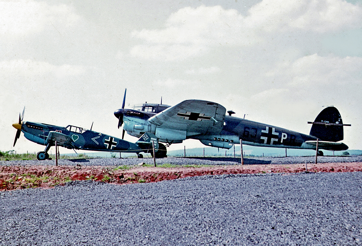 Me 109 und Heinkel He-111 am Flughafen Siegerland ausgestellt. Aufnahme vom Juni 1971. Die He-111 hatte auch ein ziviles Kannzeichen - D-CA??.