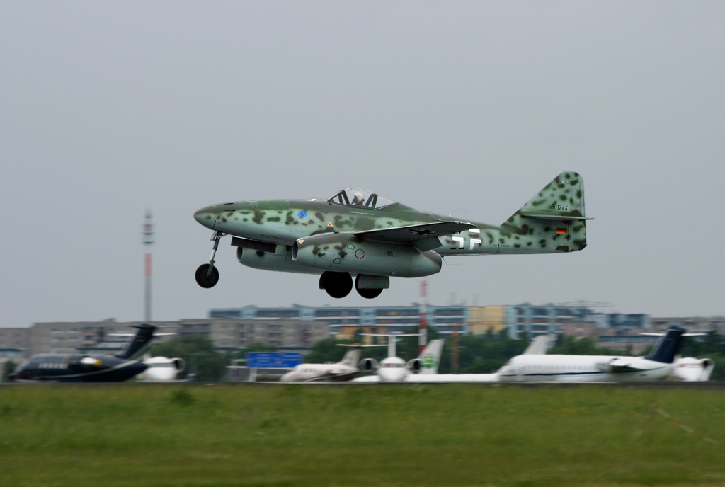 Messerschmitt Stiftung ME-262 A-1C D-IMIT 501244 zur ILA 2010 im Anflug auf 25R in SXF / EDDB / Berlin Schönefeld am 12.06.2010
