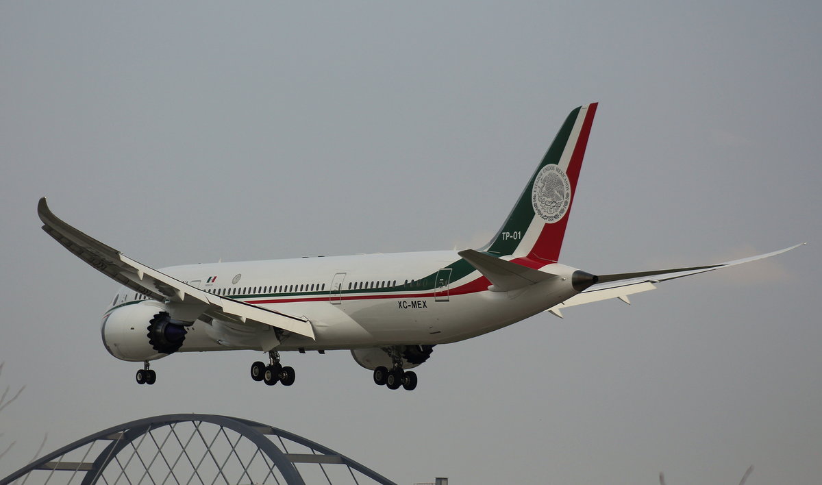 Mexican Air Force, XC-MEX, (c/n 40695),Boeing 787-8 Dreamliner, 12.04.2016,HAM-EDDH, Hamburg, Germany 