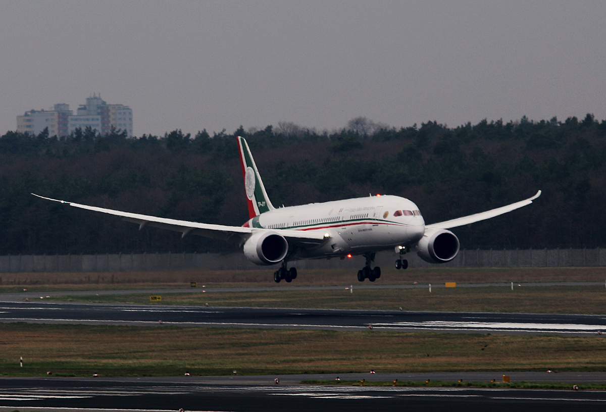 Mexico Air Force, Boeing B 787-8 Dreamliner, XC-MEX, TXL, 10.04.2016 Besuch des mexikanischen Staatsprsidenten in Deutschland