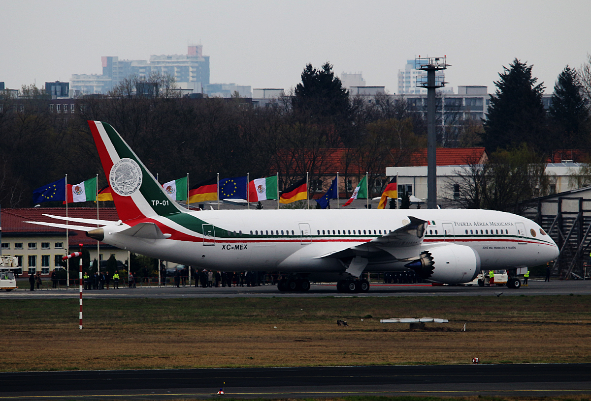 Mexico Air Force, Boeing B 787-8 Dreamliner, XC-MEX, TXL, 10.04.2016, Besuch des mexikanischen Staatsprsidenten in Deutschland