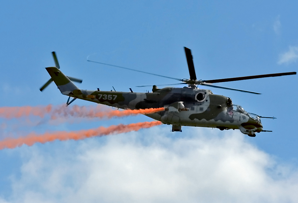 Mi-24 Hind, 7357 der  Czech Air Force  bei der Flugvorführung in Breitscheid - 29.08.2015