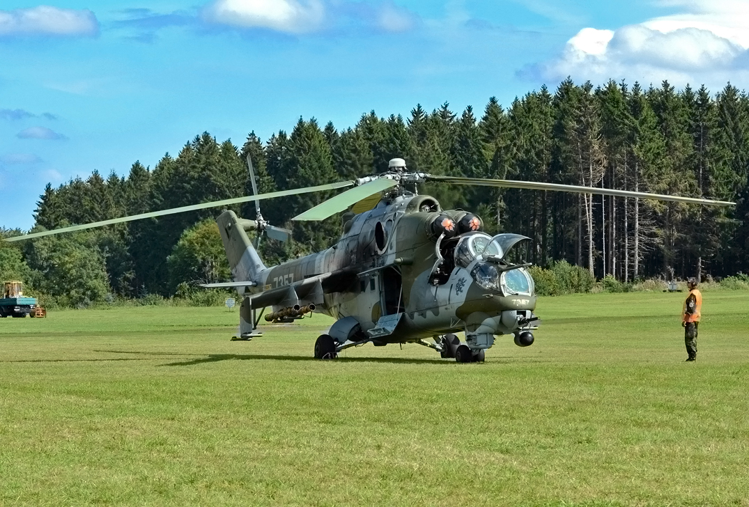 Mi-24 Hind, Czech Air Force No. 7357 beim Start der Turbinen in Breitscheid - 29.08.2015