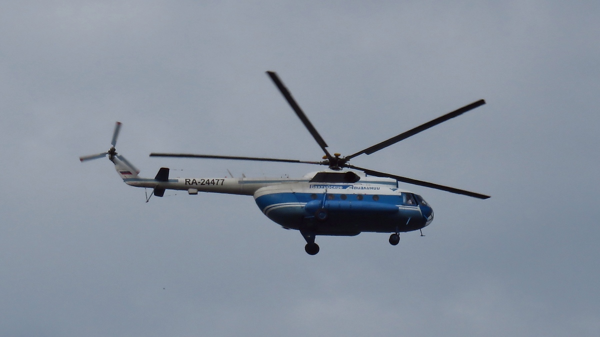 Mil Mi-8T, RA-24477 der Baltic Airlines (Baltiyskie Avialinii) über St. Petersburg, 12.8.17 