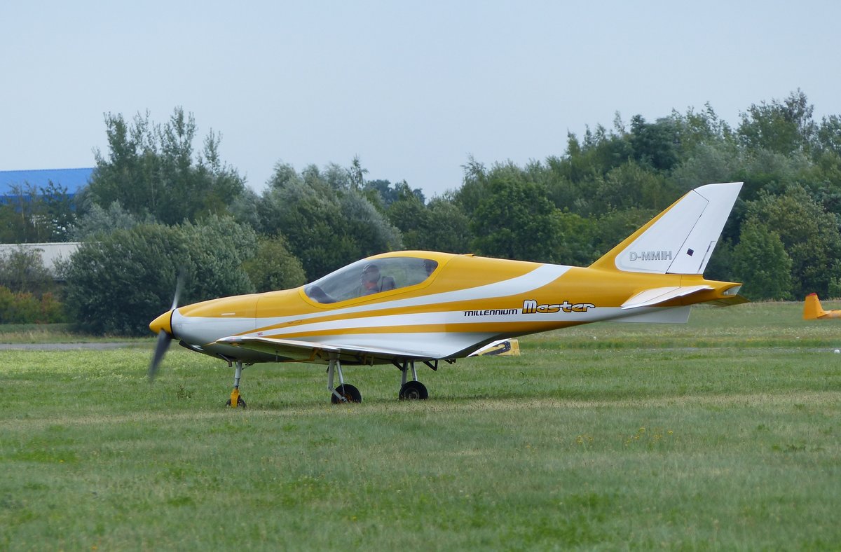 Millenium Master, D-MMIH auf dem Weg zur Parkposition in Gera (EDAJ) am 17.8.2019