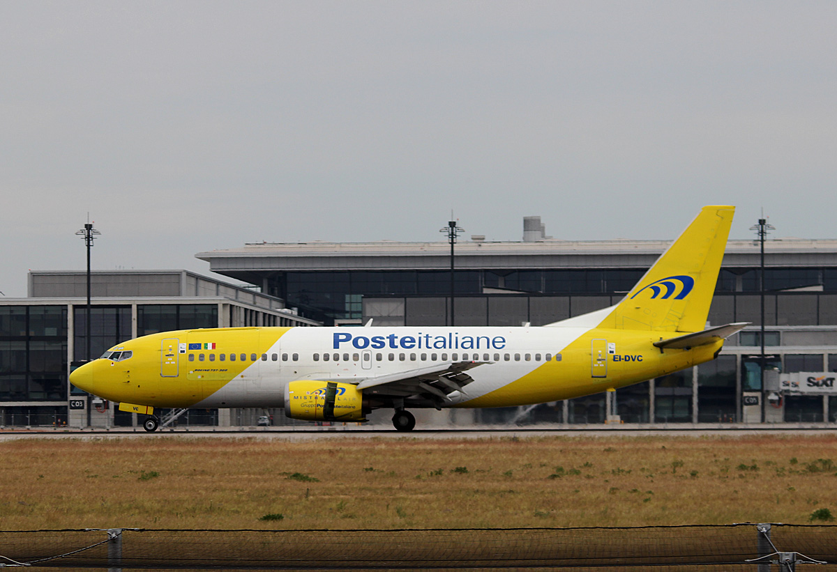 Mistarl Air B 737-33A(QC) EI-DVC nach der Landung in Berlin-Schnefeld(BER) am 06.06.2015(Uefa CL-Finale 2015)