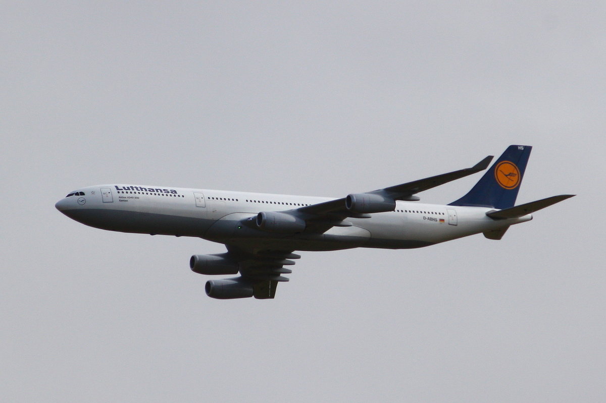 Modell des Airbus A340-300, D-ABHS 'Xanten', bei der Vorführung auf der JetPower-Messe 2016 auf dem Flugplatz Bengener Heide in Bad Neuenahr-Ahrweiler. Aufnahmedatum: 17.09.2016 